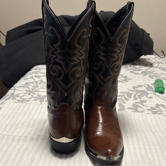 Stylish Two-Tone Western Boots - Picture 5 of 6